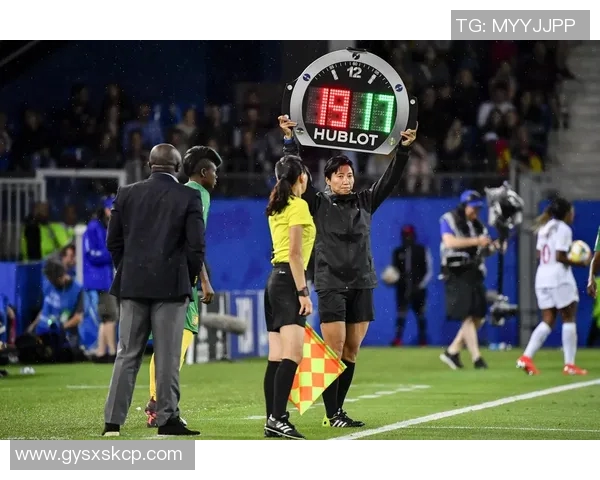 中国足球裁判首次执法欧战，国际足联高度评价